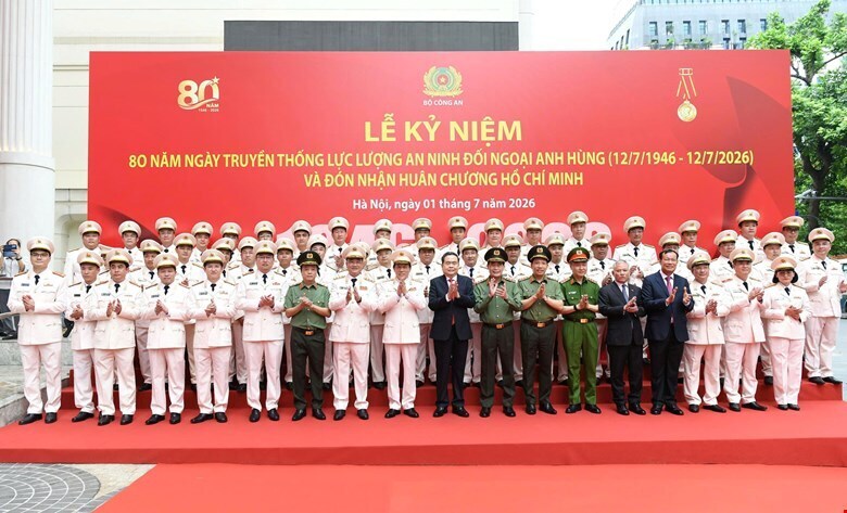 Chủ tịch Quốc hội Trần Thanh Mẫn chụp ảnh lưu niệm cùng với lực lượng An ninh đối ngoại.