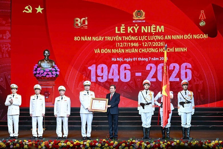 Thay mặt lãnh đạo Đảng, Nhà nước, Chủ tịch Quốc hội Trần Thanh Mẫn đã trao Huân chương Hồ Chí Minh tặng lực lượng An ninh đối ngoại.
