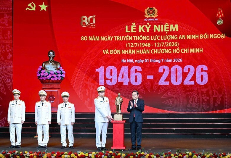 Chủ tịch Quốc hội Trần Thanh Mẫn đã thay mặt Tổng Bí thư, Chủ tịch nước Tô Lâm trao bức tượng Bác Hồ về thăm quê tặng lực lượng An ninh đối ngoại.