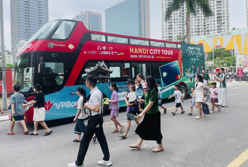 Chương trình còn thu hút đông đảo người dân bởi nhiều hoạt động tương tác hấp dẫn. Ảnh: VPBank
