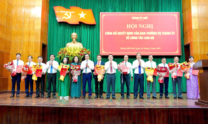 Lãnh đạo Thành uỷ Huế, UBND thành phố Huế chúc mừng các nhân sự mới được bổ nhiệm. Ảnh: H. Minh
