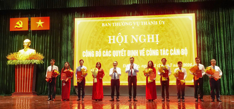 Lãnh đạo Thành ủy Đà Nẵng trao quyết định, hoa chúc mừng các cá nhân được điều động, luân chuyển, bổ nhiệm. Ảnh: Bình An