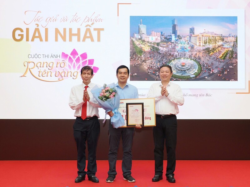 Trưởng Ban Tuyên giáo và Dân vận Thành ủy TP. Hồ Chí Minh Dương Anh Đức và Tổng Biên tập Báo Sài Gòn Giải Phóng Nguyễn Khắc Văn trao giải Nhất cuộc thi ảnh cho tác giả Trần Lê Huy. Ảnh: BTC