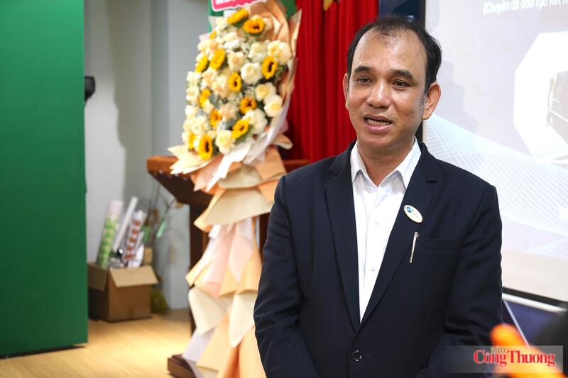 Ông Trần Quốc Tâm, Phó Chủ tịch Hiệp hội Năng lượng tái tạo TP. Hồ Chí Minh trao đổi với phóng viên Báo Công Thương