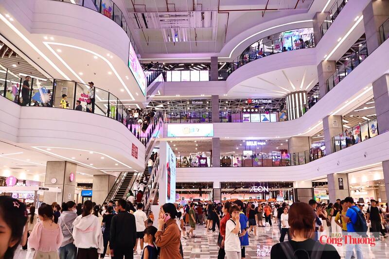 Aeon Mall Đà Nẵng Thanh Khê có diện tích sàn thương mại gần 30.000m², với khoảng 50 gian hàng hoạt động trong nhiều lĩnh vực khác nhau. Ảnh: Diễm Phúc