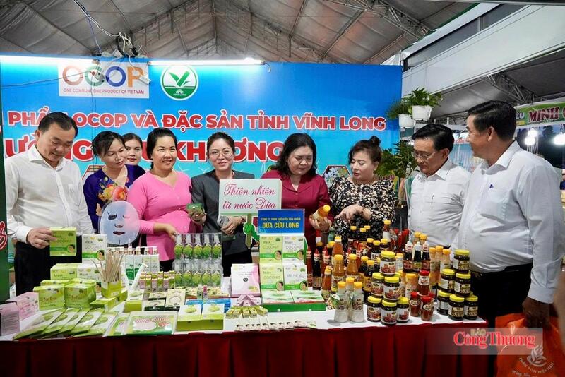 Đại biểu tham quan các gian hàng tại hội chợ.