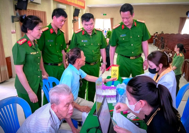 Lãnh đạo Công an tỉnh Nghệ An kiểm tra tại các điểm thu nhận mẫu ADN. Ảnh: Công an Nghệ An
