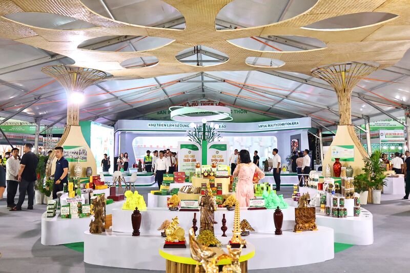 Hội chợ được tổ chức theo hướng chuyên nghiệp, hiện đại, tăng cường ứng dụng công nghệ số trong hoạt động trưng bày, quảng bá và kết nối giao thương. Ảnh: Diễm Phúc