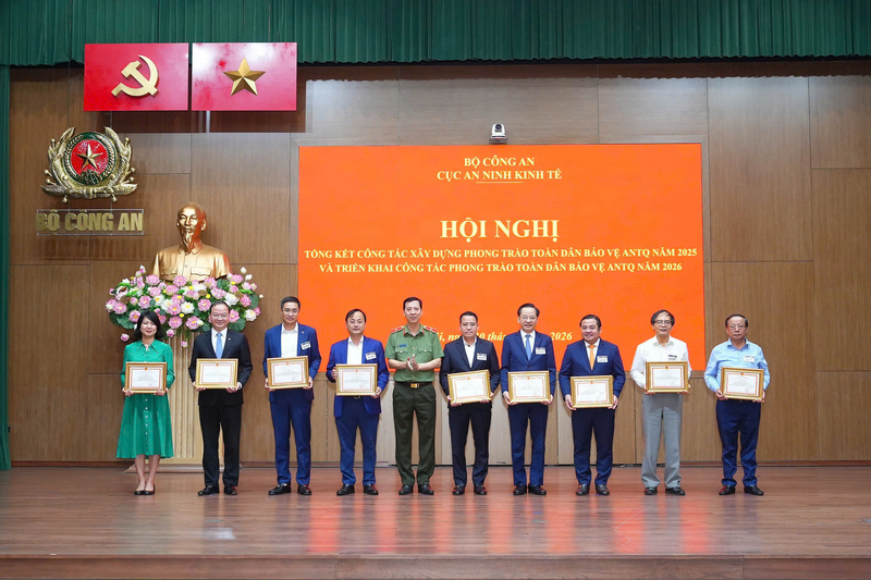 Tập đoàn và nhiều cá nhân của Vinachem được Cục An ninh kinh tế khen thưởng vì có thành tích xuất sắc trong công tác xây dựng phong trào toàn dân bảo vệ an ninh Tổ quốc.