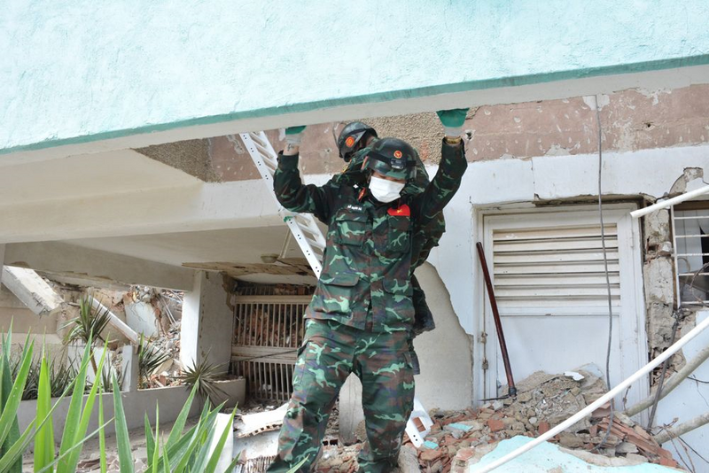 Các lực lượng nỗ lực tìm kiếm. Ảnh: Hoàng Vũ