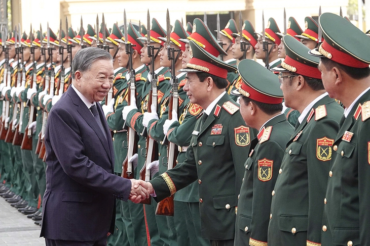Đại tướng Phan Văn Giang cùng các lãnh đạo Bộ Quốc phòng đón Tổng Bí thư Tô Lâm tại Lễ kỷ niệm 80 năm Ngày truyền thống Tổng cục Công nghiệp quốc phòng, tháng 9/2025. Ảnh: Bộ Quốc phòng