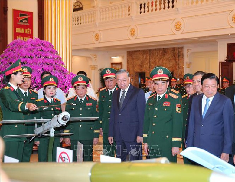 Các đại biểu tham quan trưng bày các sản phẩm của Tổng cục Công nghiệp quốc phòng, tháng 9/2025. Ảnh: TTXVN