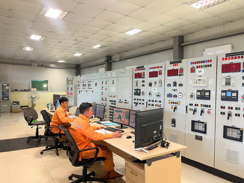 Ca trực vận hành theo dõi liên tục các thông số kỹ thuật, phối hợp với đơn vị điều độ để sẵn sàng huy động nguồn điện khi phụ tải tăng cao.