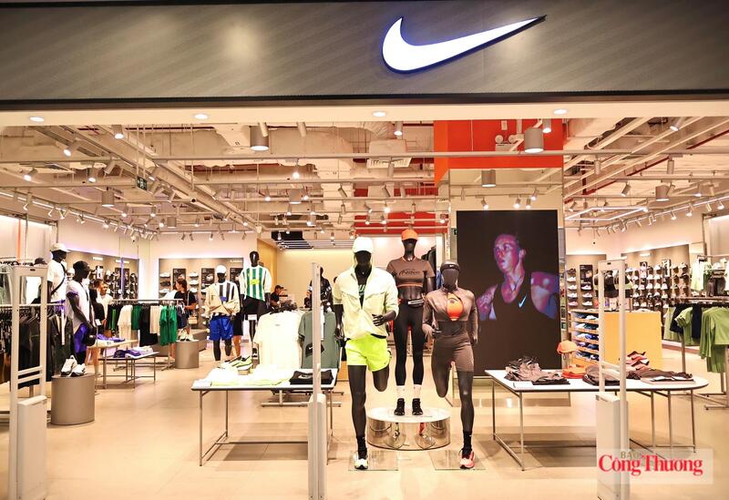 Các thương hiệu nổi tiếng như: Uniqlo, Nike, Tommy Hilfiger, Levi's, MLB, Glam Beautique… cũng có mặt tại trung tâm thương mại. Ảnh: Diễm Phúc