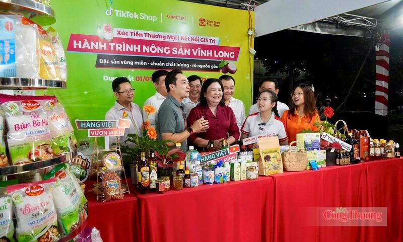 Đại biểu tham gia phiên livestream bán hàng trên nền tảng số.