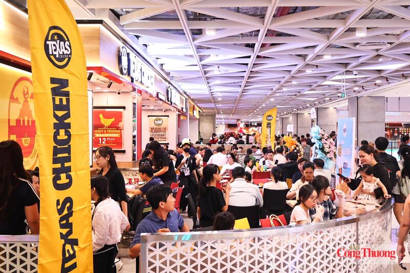 Trung tâm được quy hoạch thành 4 tầng với các nhóm chức năng riêng. Tầng 1 là nơi tập trung siêu thị AEON cùng các khu Delica, Bakery và nhiều cửa hàng thực phẩm. Tầng 2 quy tụ các thương hiệu thời trang, phụ kiện, mỹ phẩm. Tầng 3 là các khu vui chơi, dịch vụ. Tầng 4 là các nhà hàng, rạp chiếu phim cùng nhiều không gian thư giãn. Ảnh: Diễm Phúc