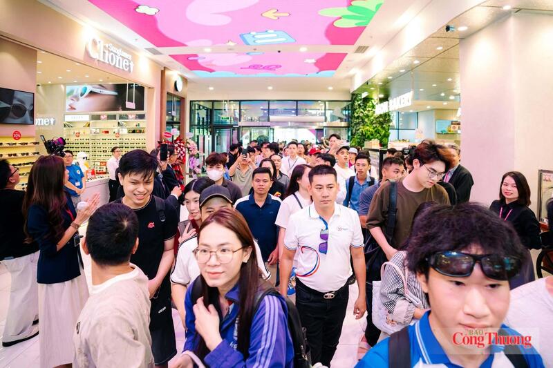 Ghi nhận ngày đầu tiên chính thức đi vào hoạt động, Aeon Mall Đà Nẵng Thanh Khê đã đón hàng nghìn lượt khách đến tham quan, trải nghiệm và mua sắm. Ảnh: Diễm Phúc