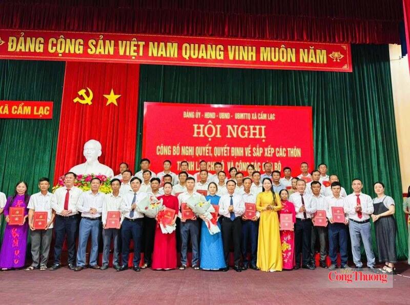 Các địa phương trao quyết định thành lập chi bộ và quyết định chỉ định chức danh cán bộ chủ chốt của những thôn mới. Ảnh: Hồ Tình