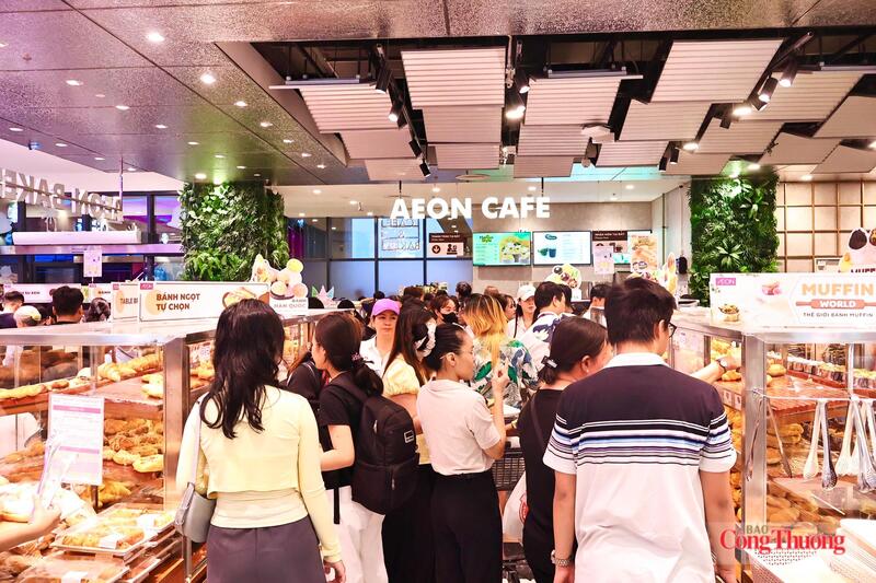Dòng khách tấp nập từ sáng đến chiều tối, đặc biệt ở các cửa hàng chuyên về thực phẩm, đồ uống và mỹ phẩm với hàng trăm ưu đãi. Ảnh: Diễm Phúc