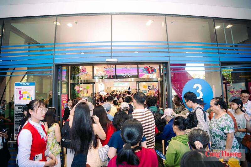 Chị Nguyễn Thị Linh Đan (người dân trú tại phường Hòa Cường) đã cùng với gia đình có mặt từ rất sớm tại trung tâm thương mại: “Mình biết đây là Aeon Mall đầu tiên tại Đà Nẵng với quy mô lớn như thế này, nhưng không nghĩ sẽ được mọi người quan tâm và đổ về đông như thế. Mọi người xếp hàng rất nhiều, cửa hàng nào cũng đông, rộn ràng hết”. Ảnh: Diễm Phúc