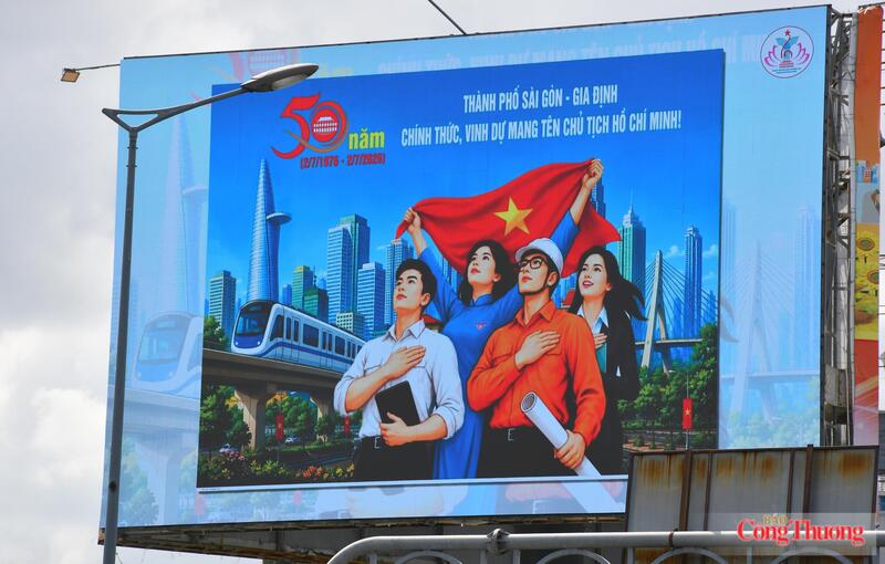 Những hình ảnh tuyên truyền sinh động góp phần khơi dậy niềm tự hào, tinh thần đoàn kết và khát vọng công hiến, phát triển trong mỗi người dân. Ảnh: Thanh Minh.
