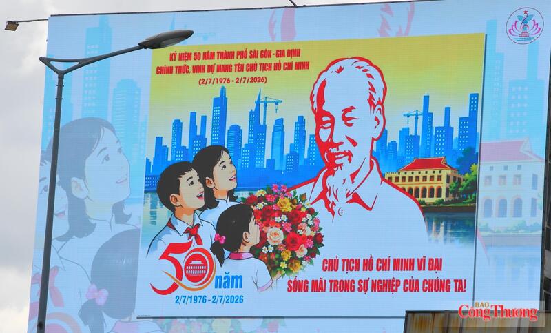 Pano mang hình ảnh Chủ tịch Hồ Chí Minh được đặt tại vị trí trang trọng trên tuyến đường trung tâm TP. Hồ Chí Minh, chào mừng 50 năm Ngày Thành phố Sài Gòn - Gia Định vinh dự mang tên Người.