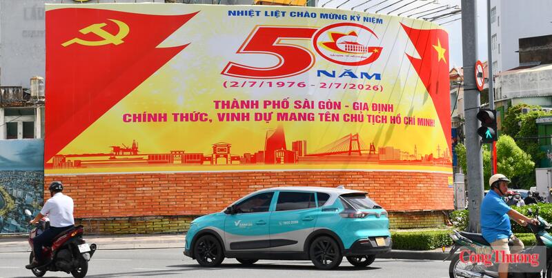 Những tấm pano, áp phích lớn chào mừng 50 năm Ngày Thành phố Sài Gòn - Gia Định vinh dự mang tên Bác nổi bật trên các tuyến đường chính TP. Hồ Chí Minh. Ảnh: Thanh Minh.