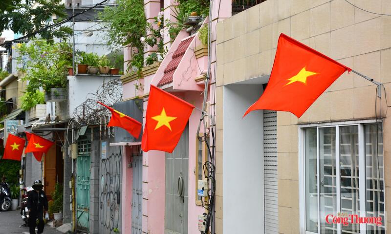 Trường học, doanh nghiệp, cơ quan, khu dân cư và người dân đồng loạt treo cờ Tổ quốc, băng rôn, khẩu hiệu chào mừng 50 năm Thành phố Sài Gòn - Gia Định vinh dự mang tên Chủ tịch Hồ Chí Minh. Ảnh: Thanh Minh.