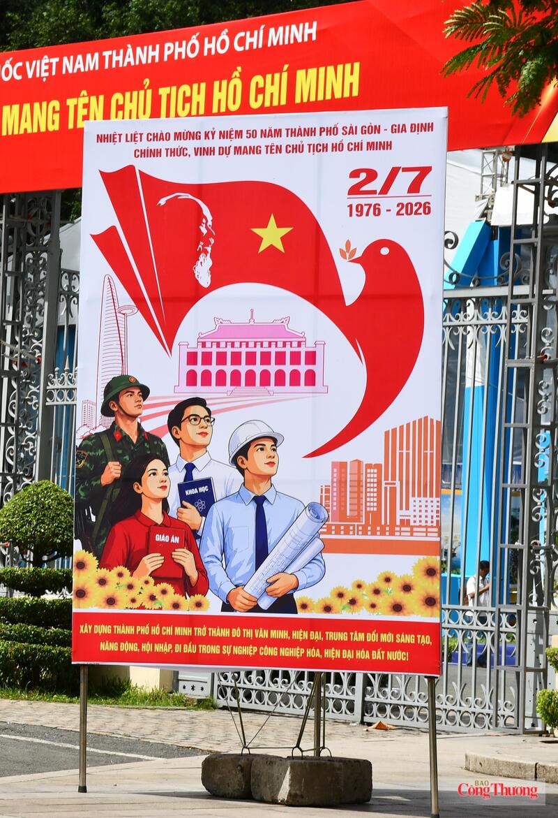 Những tấm áp phích, pano khổ lớn mang thông điệp về truyền thống, khát vọng và tương lai của thành phố mang tên Bác. Ảnh: Thanh Minh.