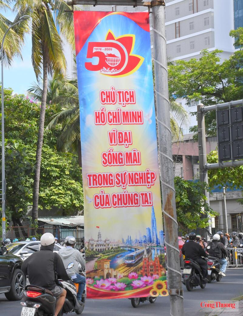 Hình ảnh Chủ tịch Hồ Chí Minh cùng các khẩu hiệu chào mừng được trang trí trang trọng, thể hiện lòng biết ơn và niềm tự hào của nhân dân thành phố. Ảnh: Thanh Minh.