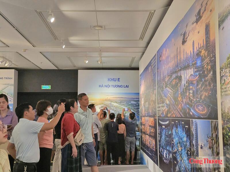 Người dân tham quan triển lãm Quy hoạch tổng thể Thủ đô Hà Nội tầm nhìn 100 năm tại Bảo tàng Hà Nội