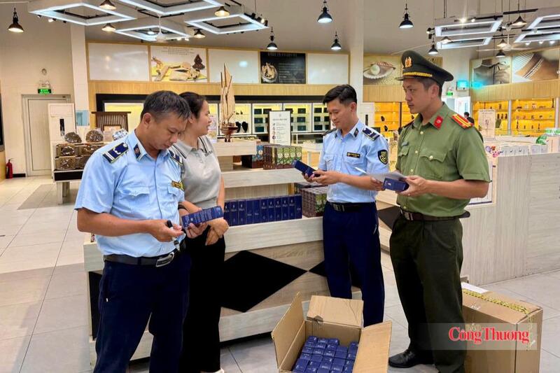 Kiểm soát viên  Đội Quản lý thị trường số 2 phối hợp với Phòng An ninh kinh tế, (Công an Đà Nẵng) kiểm tra cơ sở kinh doanh vi phạm trên địa bàn