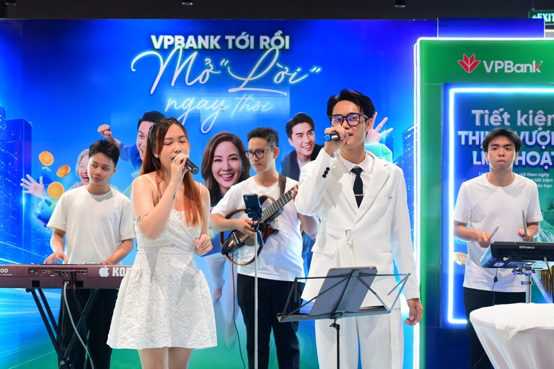 Không khí sôi động với chương trình âm nhạc, hoạt động giao lưu và khu vực check-in thu hút khách tham quan. Ảnh: VPBank