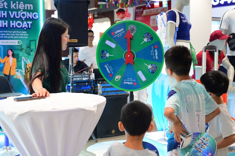 Chương trình nhiều hoạt động tương tác hấp dẫn check-in nhận qùa thu hút người dân. Ảnh: VPBank