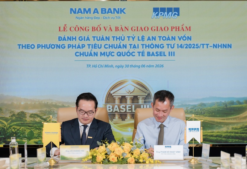 Đại diện KPMG và Nam A Bank ký kết bàn giao giao phẩm - (Ảnh: ĐVCC).
