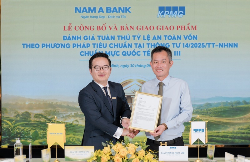 Đại diện KPMG trao thư xác nhận hoàn thành giao phẩm quan trọng này đến đại diện Nam A Bank - (Ảnh: ĐVCC).