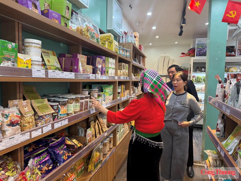 Người dân mua sản phẩm tại một cửa hàng ở phường Đồng Hới, tỉnh Quảng Trị.