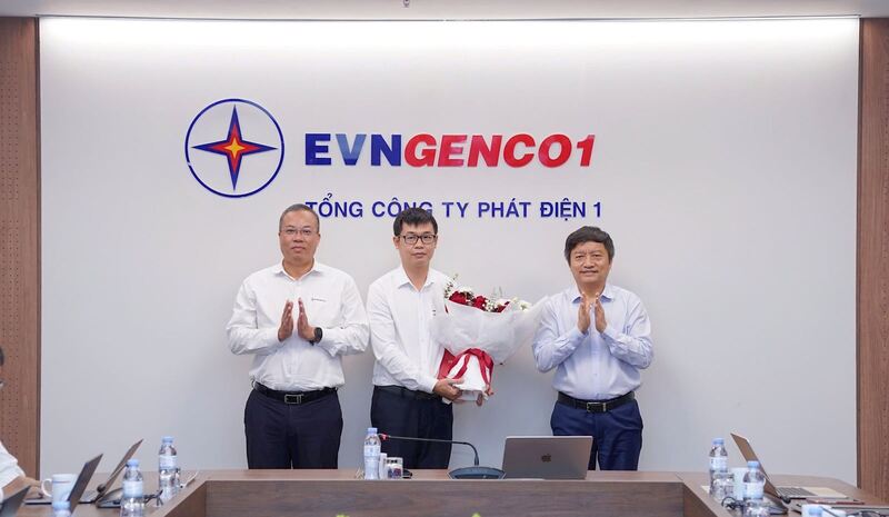 Lãnh đạo EVNGENCO1 trao Quyết định bổ nhiệm và chúc mừng ông Nguyễn Tiến Sáng giữ chức vụ Phó Trưởng ban Khoa học công nghệ và Đổi mới sáng tạo