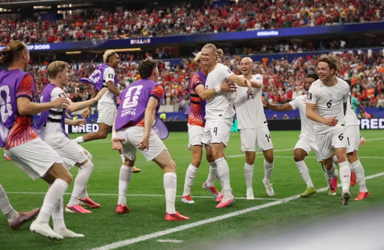 Bàn thắng quý như vàng của Erling Haaland ở những phút cuối trận. Ảnh: FIFA.