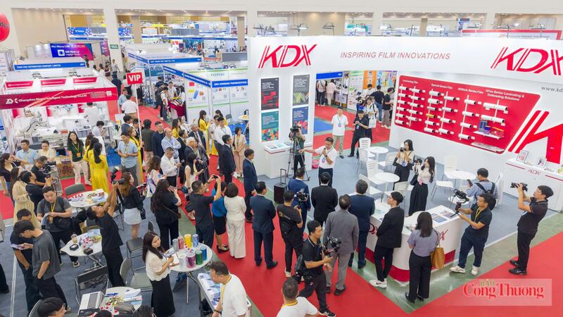 Triển lãm HanoiPlas 2026, HanoiPrintPack 2026 và Intelligent Asia Hanoi 2026 thu hút đông đảo khách tham quan. Ảnh: Thiên Trang