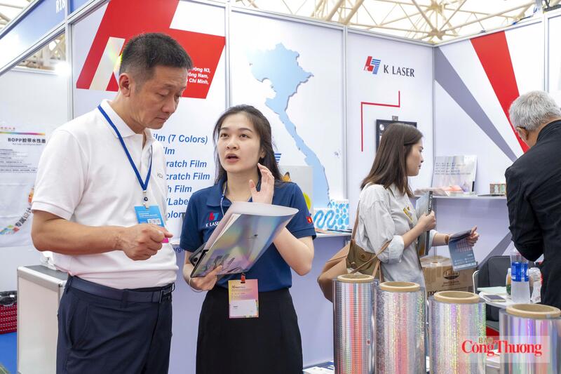 Đại diện các doanh nghiệp chia sẻ, trao đổi về sản xuất, kinh doanh. Ảnh: Thiên Trang