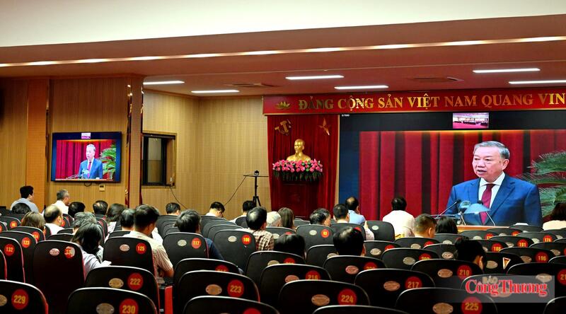 Điểm cầu trực tuyến Hội nghị toàn quốc sơ kết 1 năm vận hành mô hình chính quyền 3 cấp tại Bộ Công thương. Ảnh: Cấn Dũng