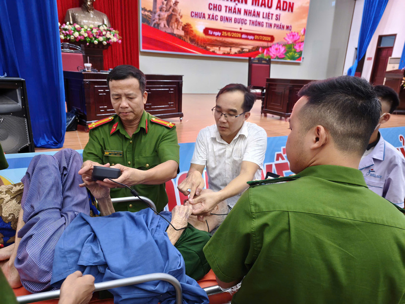 Mỗi mẫu sinh phẩm được thu nhận không chỉ là một dữ liệu khoa học để đối sánh trên hệ thống dữ liệu dân cư mà còn chứa đựng tình cảm, trách nhiệm và đạo lý “Uống nước nhớ nguồn” của dân tộc. Ảnh: Công an Nghệ An