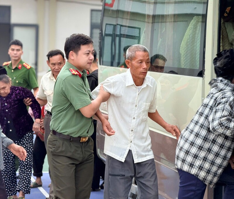 Thân nhân các liệt sĩ phần lớn đã tuổi cao, sức yếu nhưng rất tích cực tham gia lấy mẫu ADN để mong sớm có kết quả, thỏa niềm mong đợi bao năm. Ảnh: Công an Nghệ An