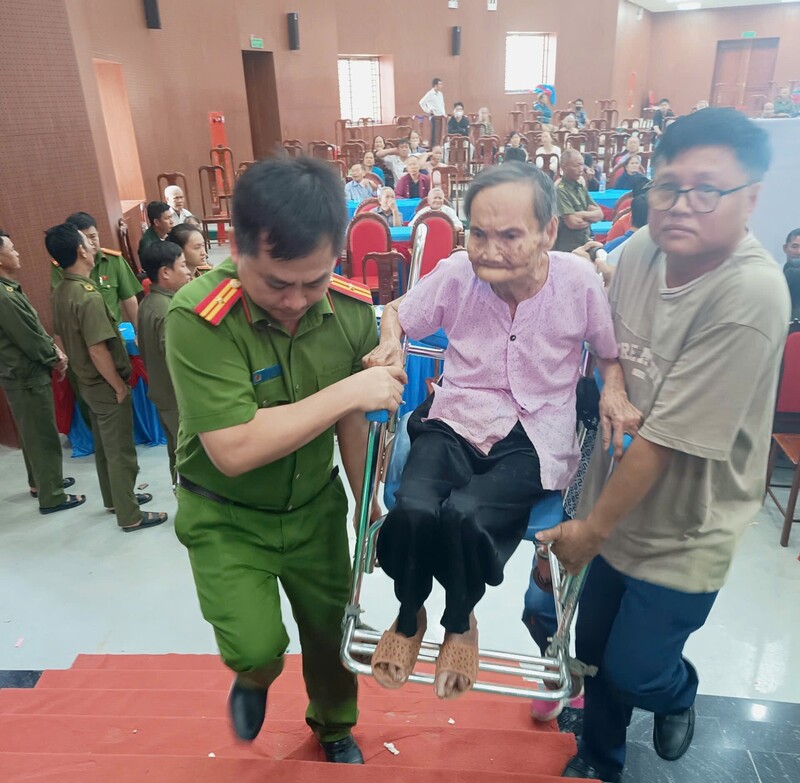 Tại các điểm lấy mẫu, hàng nghìn thân nhân là các bà mẹ đã tuổi cao sức yếu. Ảnh: Công an Nghệ An