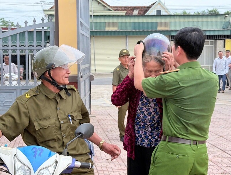 Thân nhân liệt sĩ ở gần điểm lấy mẫu đến từ sớm và chia sẻ niềm mong đợi xác định được danh tính liệt sĩ. Ảnh: Công an Nghệ An
