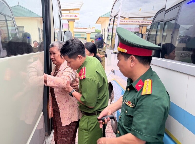Các xã đã bố trí xe đưa đón và có lực lượng hỗ trợ chu đáo cho thân nhân liệt sĩ. Ảnh: Công an Nghệ An