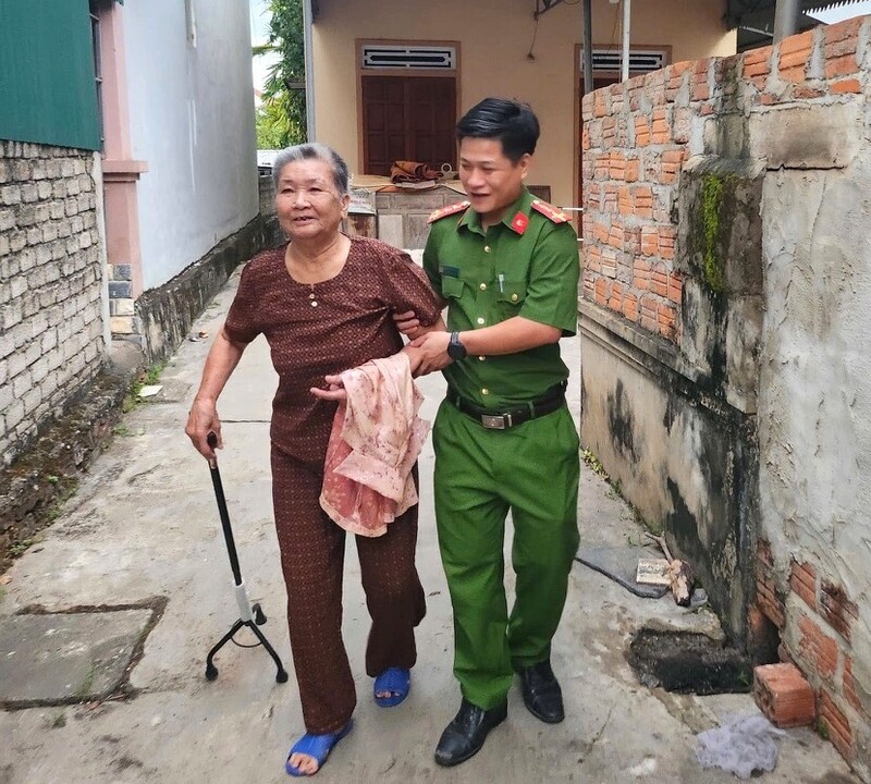 Lực lượng Công an xuống tận nhà hỗ trợ thân nhân liệt sĩ đến điểm thu nhận mẫu ADN. Ảnh: Công an Nghệ An