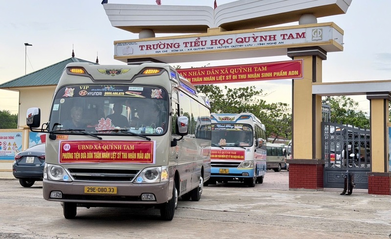 Xe đưa đón thân nhân liệt sĩ đến điểm lấy mẫu. Ảnh: Công an Nghệ An