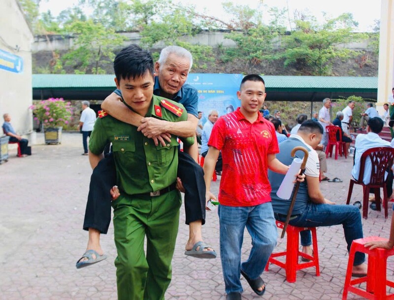Các chiến sĩ công an hỗ trợ thân nhân liệt sĩ bị ốm đau, bệnh tật. Ảnh: Công an Nghệ An